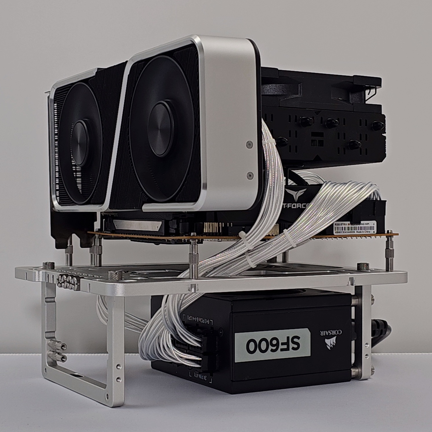 STREACOM BC1 チタニウム ST-BC1.1-T 1枚の板になるSTREACOMのPC検証台「BC1」にチタニウムの新色